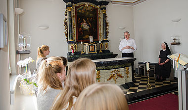 Weihbischof Timmerevers hinter dem Altar der Offizialatskapelle