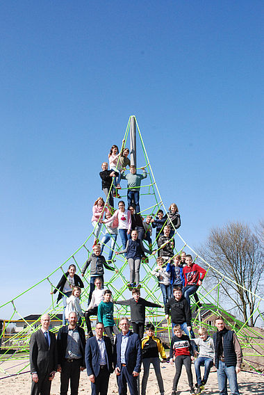 Gruppenfoto auf Klettergerüst