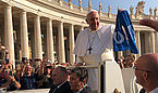 Papst Franziskus mit dem Cäci-Schal