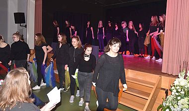 Tanzperformance der Schülerinnen