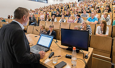 Prof. Timm Albers im Hörsaal der Uni Vechta